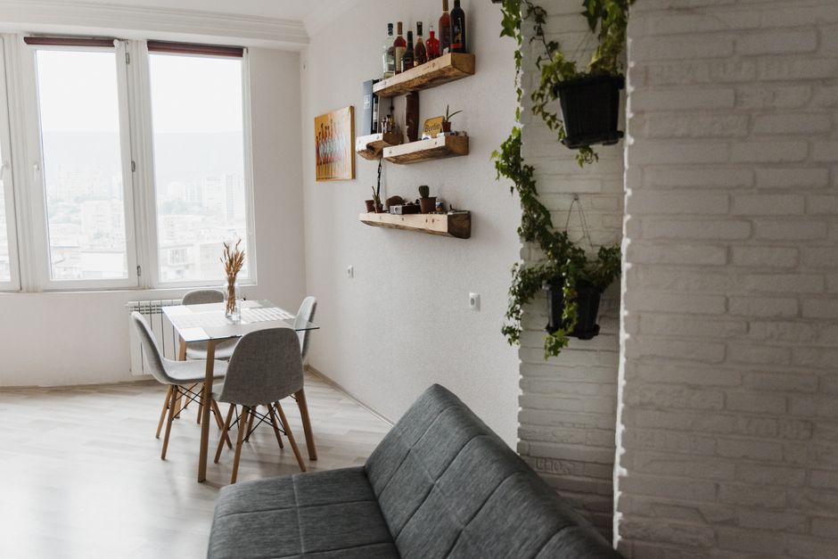 Renter-Friendly Wall Shelves That Don’t Damage Walls 1